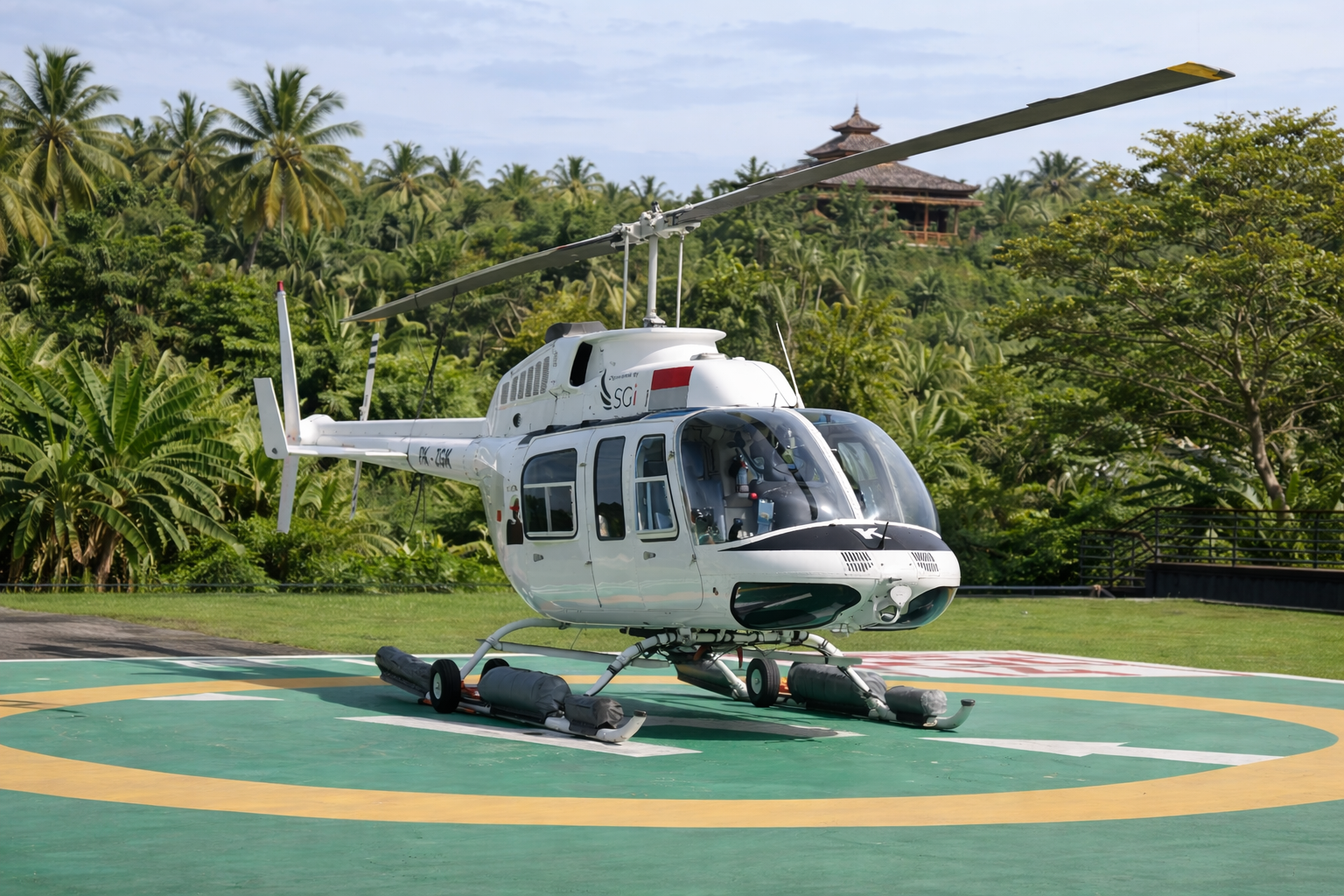 Вертолет Bell 206 JetRanger на вертолетной площадке на Бали