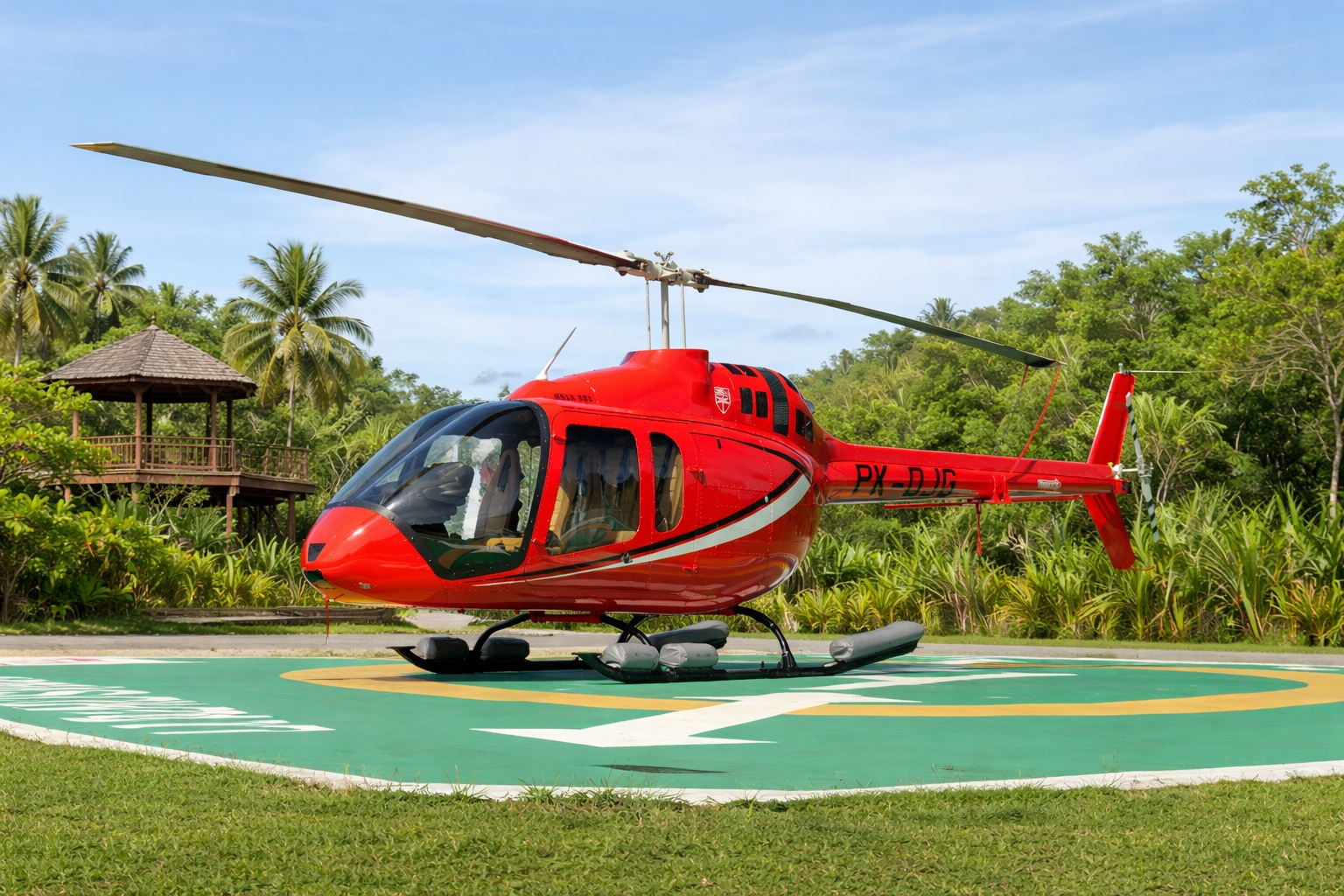 Вертолет Bell 505 Jet Ranger X на вертолетной площадке на Бали
