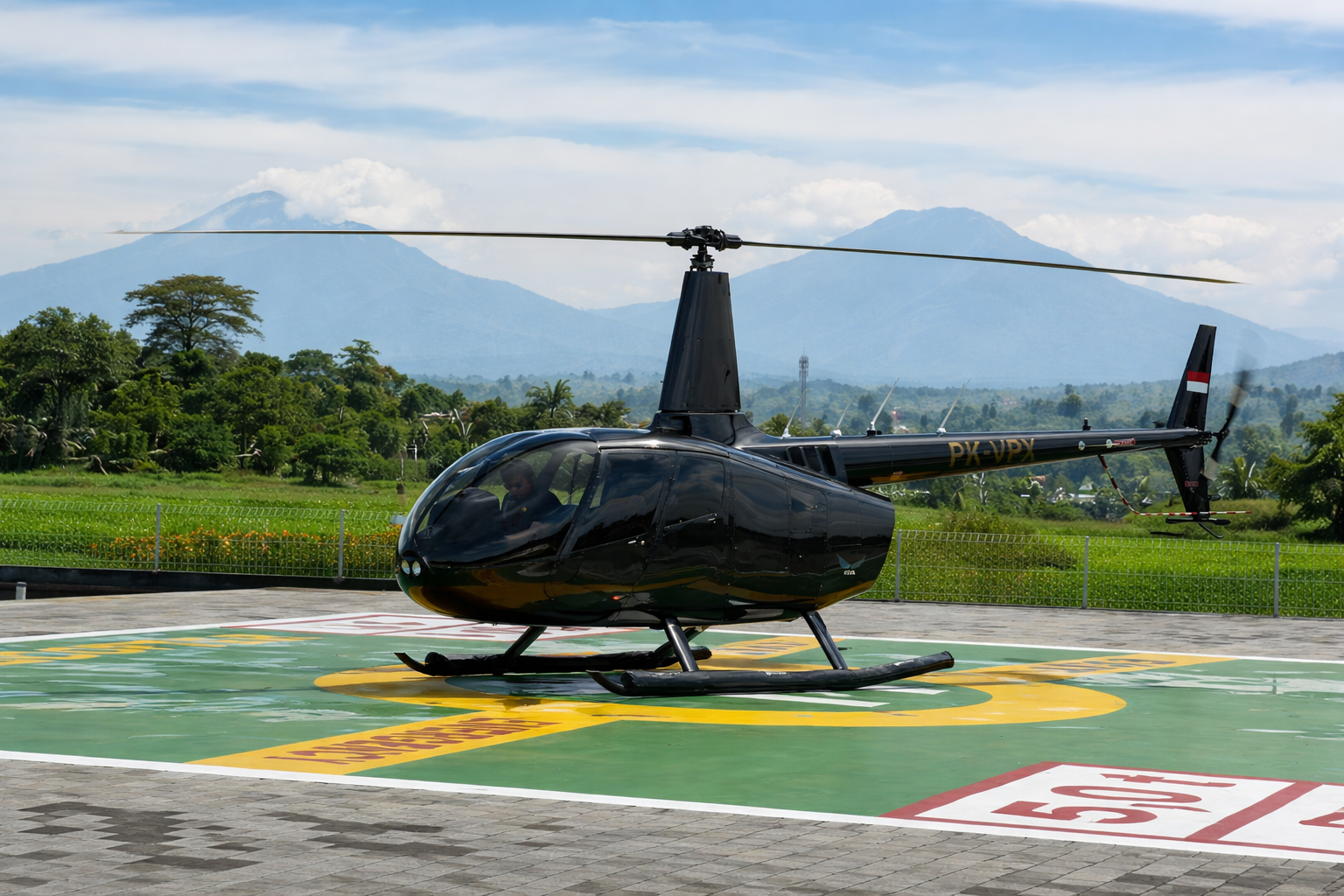 Вертолет Robinson R66 Turbine Marine на вертолетной площадке на Бали